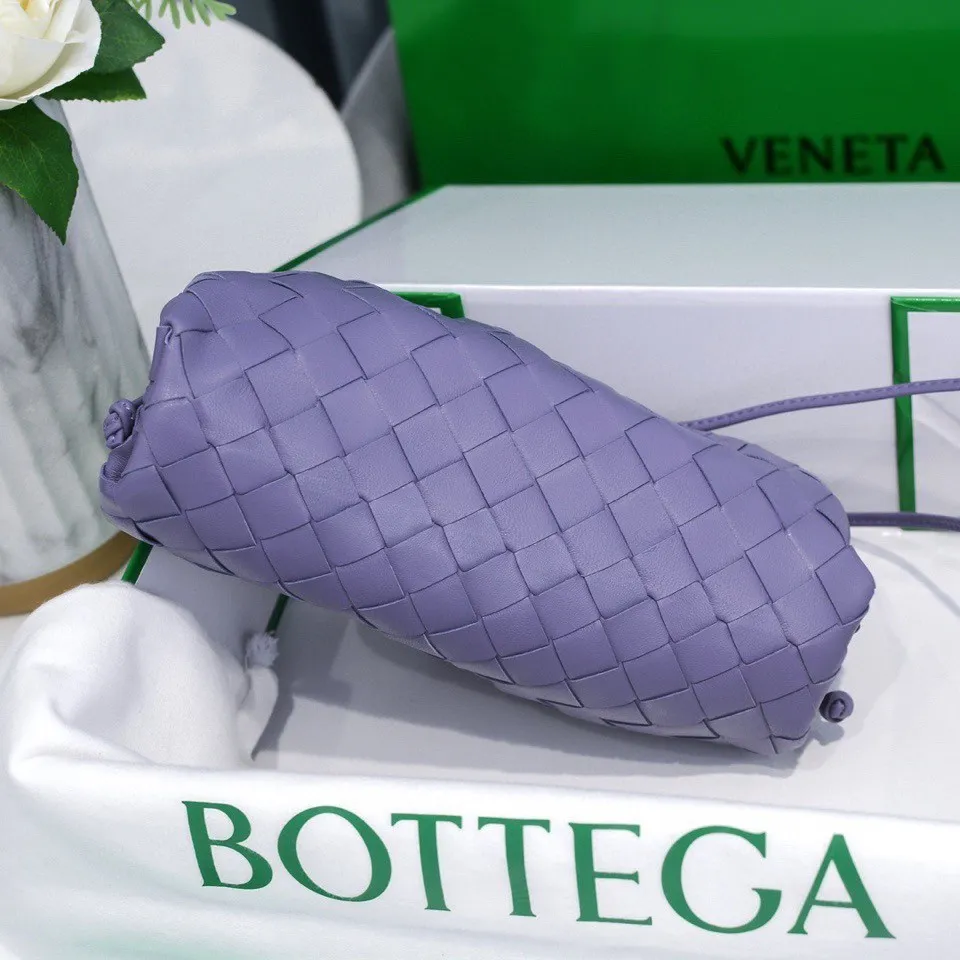Batch 1260 large grid weaving The pouch cloud bag is the first series designed by former Celine designer Daniel Lee after joining BV. The upper body is extremely ecstatic ~ fashionable and classy ~ elegant and concise, lazy and intellectual size: 23*13*8 [Little Cloud Rough Weave#]